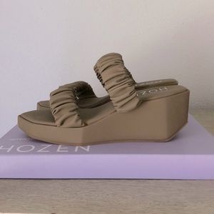 Phorna Scrunchie Flatform • Toffee | IB x HOZEN • NWT and box • size 8